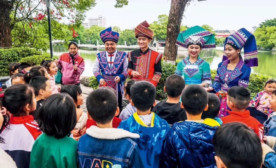 2023年4月25日，廣西桂林，“網(wǎng)絡(luò)法治宣傳一條街”在榕湖景區(qū)古南門“開街”，身穿民族服裝的工作人員演唱山歌向青少年普及網(wǎng)絡(luò)法治知識(shí)。