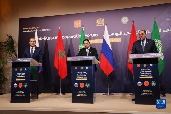 12月20日，在摩洛哥南部城市馬拉喀什舉行的第六屆阿拉伯-俄羅斯合作論壇主議程結(jié)束后，俄羅斯外交部長拉夫羅夫、摩洛哥外交大臣布里達(dá)、阿拉伯國家聯(lián)盟（阿盟）副秘書長胡薩姆·扎基（從左至右）出席記者會。新華社記者霍晶攝