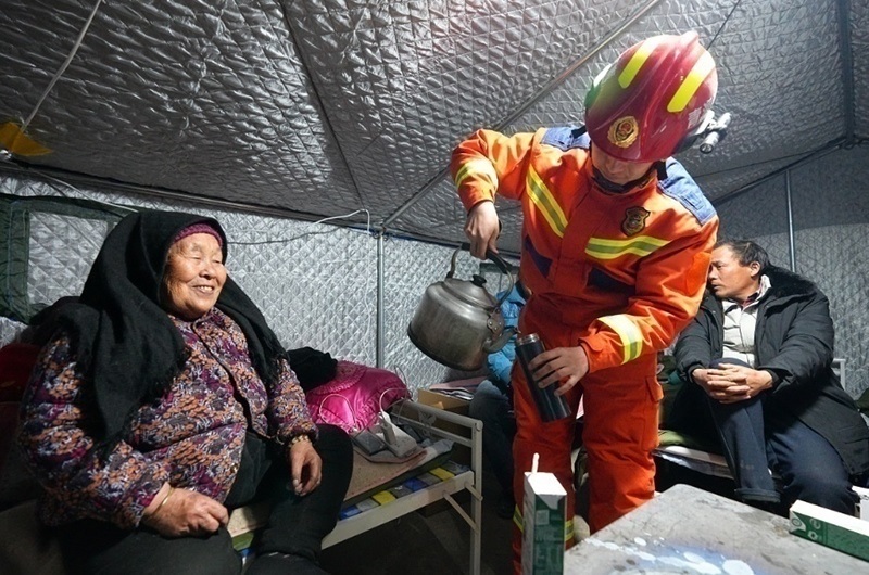 村民龔尕芳與消防員交流。賀勇攝。