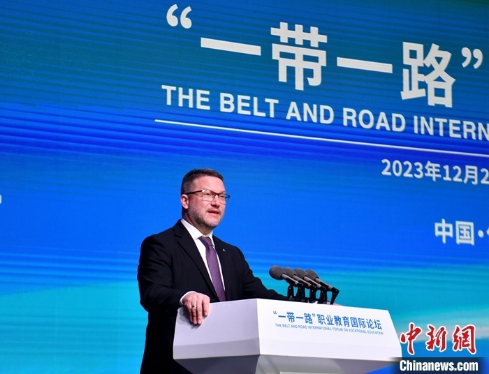 圖為活動(dòng)現(xiàn)場(chǎng)歐洲議會(huì)交通旅游委員會(huì)副主席烏伊海依·伊什特萬(wàn)致辭。 中新社記者 韓冰 攝