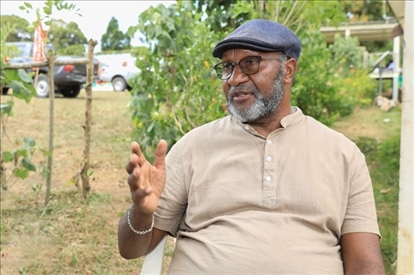 2023年12月18日，瓦努阿圖共和國總理夏洛特·薩爾維在瓦努阿圖公路項目二期馬勒庫拉段的移交儀式現(xiàn)場接受人民網(wǎng)采訪。人民網(wǎng) 賀吉攝