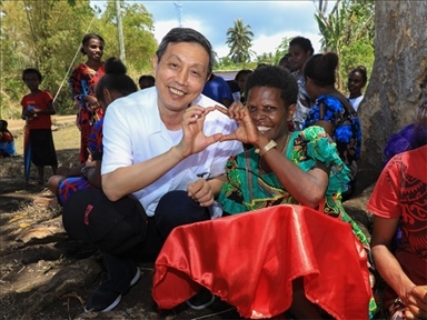 2023年12月18日，中國駐瓦努阿圖大使李名剛和前來觀看瓦努阿圖公路項目二期馬勒庫拉段移交儀式的當?shù)鼐用窈嫌?。人民網(wǎng) 賀吉攝