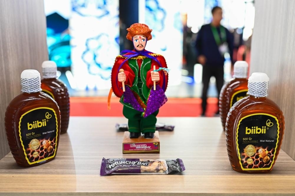 2023年11月8日在第六屆進(jìn)博會(huì)上拍攝的尼加拉瓜蜂蜜產(chǎn)品。