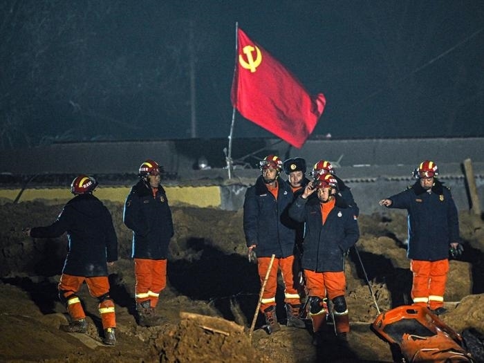 2023年12月21日，救援隊(duì)員在青海省海東市民和回族土族自治縣中川鄉(xiāng)金田村現(xiàn)場救援。新華社記者 張龍 攝