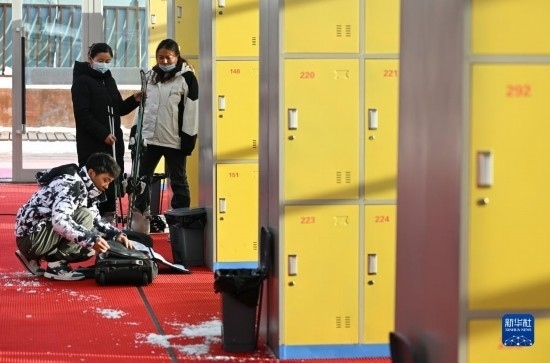 12月21日，游客在滑雪服務(wù)大廳整理滑雪裝備。