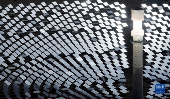 這是2023年6月11日在青海省海西蒙古族藏族自治州格爾木市拍攝的一座光熱電站（無人機(jī)照片）。 新華社記者 張宏祥 攝