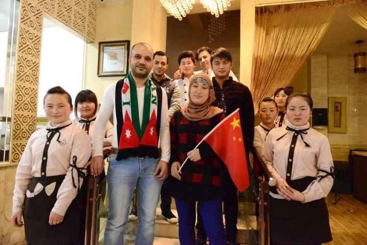 穆罕奈德夫婦與餐廳員工合影。共享聯(lián)盟·義烏 呂斌 攝