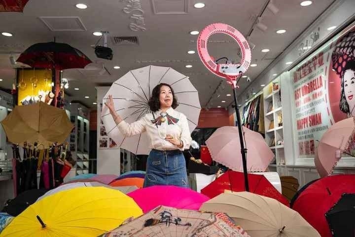 在義烏打拼了27年的商戶張吉英，正通過(guò)直播銷售雨傘。義烏市委宣傳部供圖