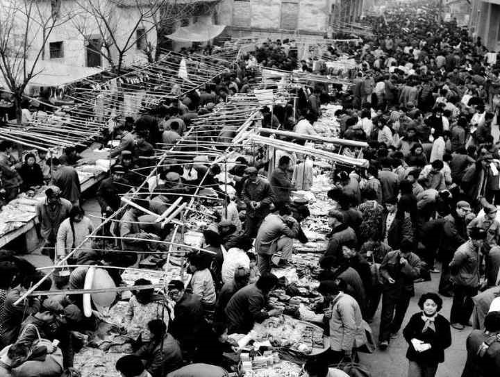 1982年，義烏湖清門馬路市場(chǎng)場(chǎng)景。拍友 金福根 攝