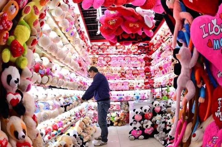 商戶在店鋪內(nèi)整理毛絨玩具。共享聯(lián)盟·義烏 呂斌 攝