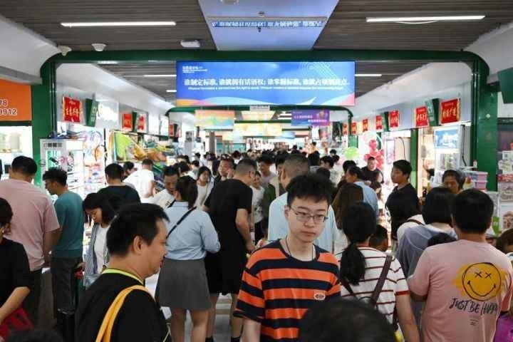 國(guó)慶長(zhǎng)假期間，“世界超市”摩肩接踵。共享聯(lián)盟·義烏 吳峰宇 攝