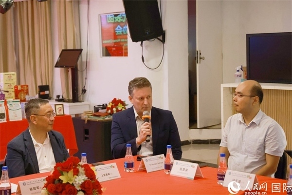 巴西中國(guó)友好協(xié)會(huì)主席恩里克·諾布雷加（中）在座談會(huì)中發(fā)言。人民網(wǎng)記者 陳海琪攝