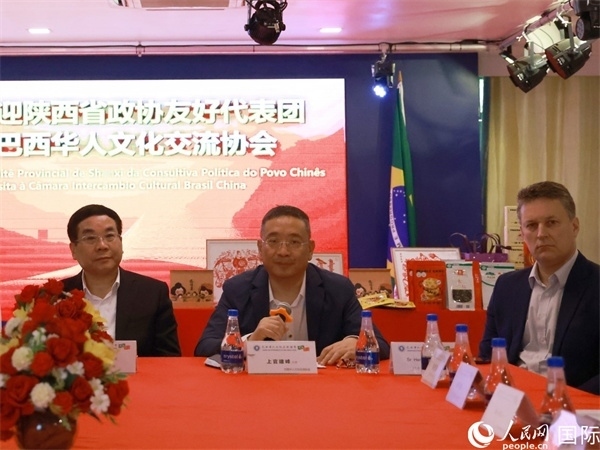 巴西華人文化交流協(xié)會(huì)主席上官建峰（中）在座談會(huì)上發(fā)言。人民網(wǎng)記者 陳海琪攝