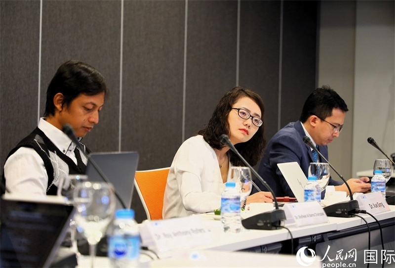 學(xué)者們專注聆聽(tīng)會(huì)議內(nèi)容。人民網(wǎng)記者 白元琪攝