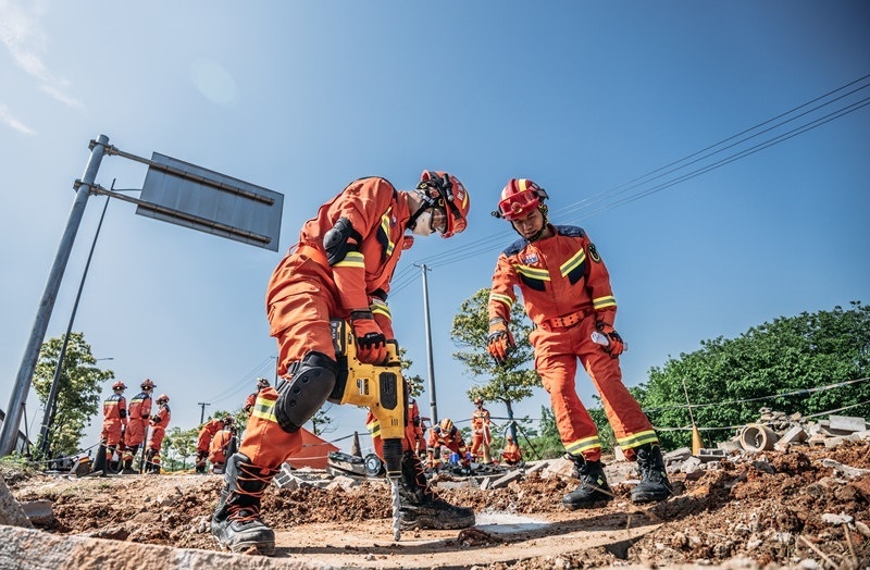 周彩琪和隊友在救援現(xiàn)場。受訪者供圖