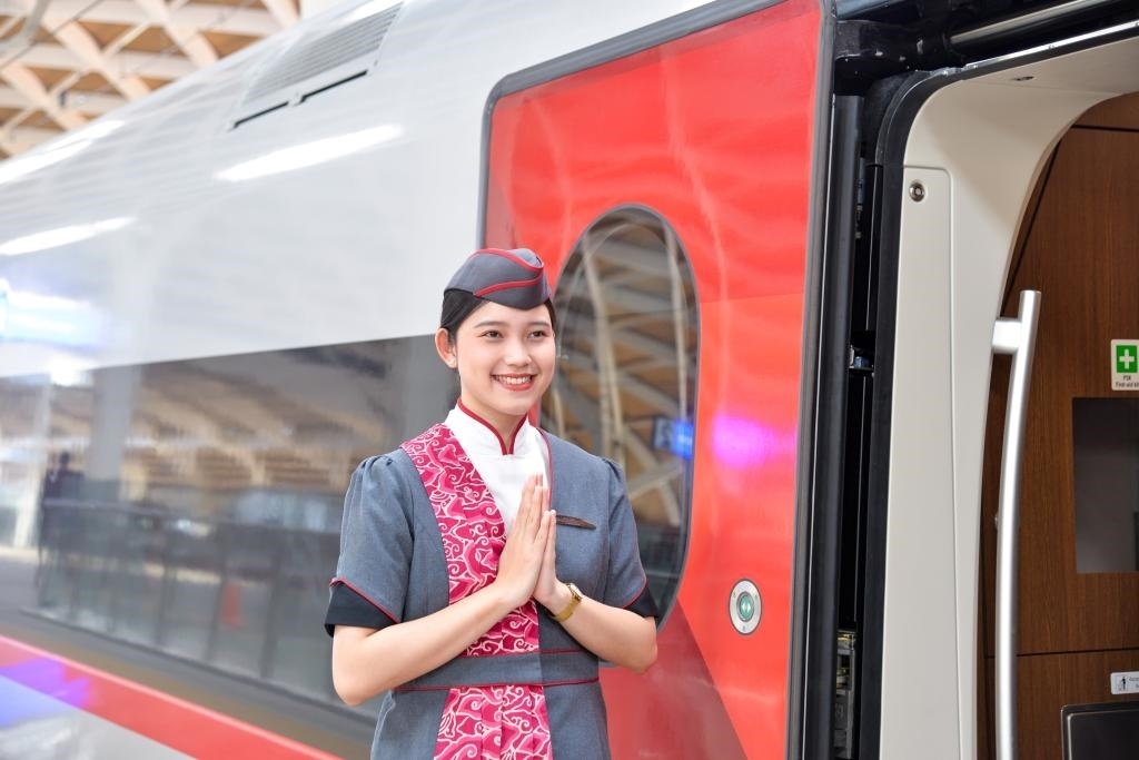 12月12日，乘務(wù)人員在印度尼西亞雅加達(dá)的哈利姆車站站臺(tái)歡迎乘坐雅萬(wàn)高鐵的乘客。新華社記者徐欽攝