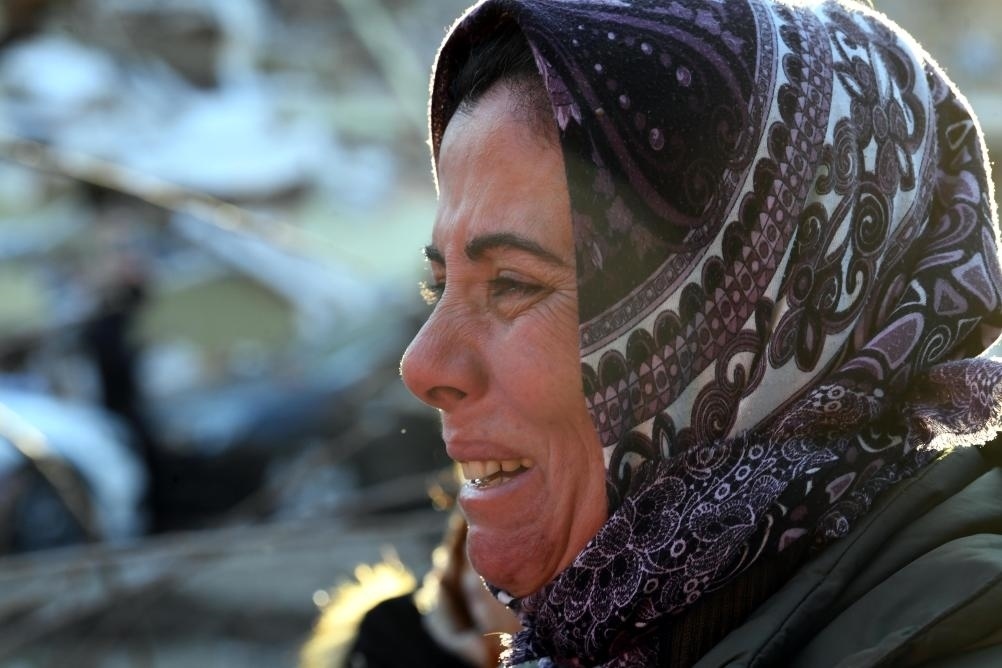 2月8日，在土耳其哈塔伊的一處地震廢墟，當(dāng)?shù)鼐用竦却H人的消息。新華社記者沙達(dá)提攝