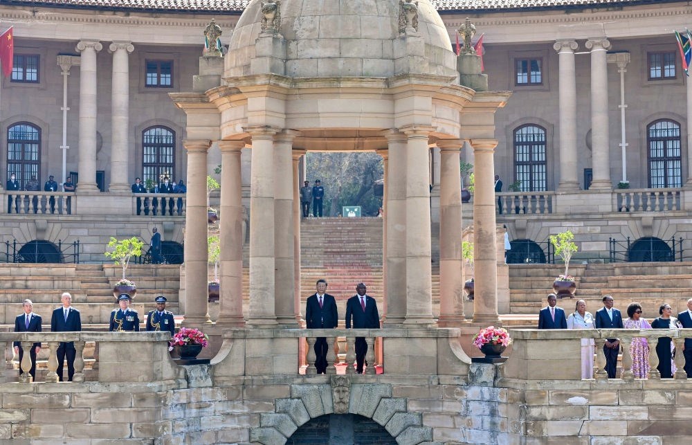 當(dāng)?shù)貢r間8月22日上午，正在南非進(jìn)行國事訪問的國家主席習(xí)近平在比勒陀利亞總統(tǒng)府同南非總統(tǒng)拉馬福薩會談。會談前，拉馬福薩在總統(tǒng)府廣場為習(xí)近平舉行歡迎儀式。新華社記者 殷博古 攝