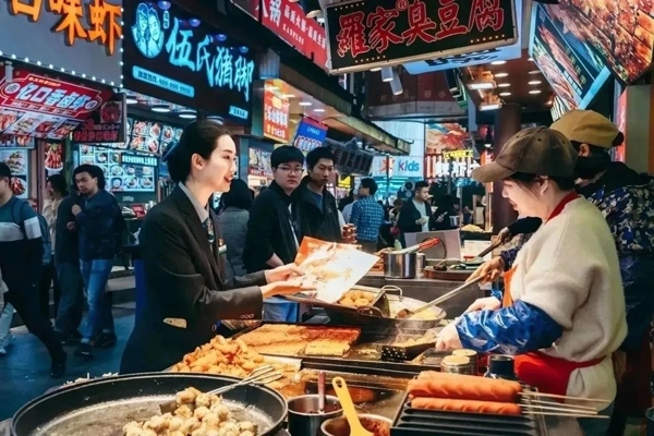 當(dāng)?shù)劂y行工作人員向個體經(jīng)營者介紹金融服務(wù)。受訪者供圖