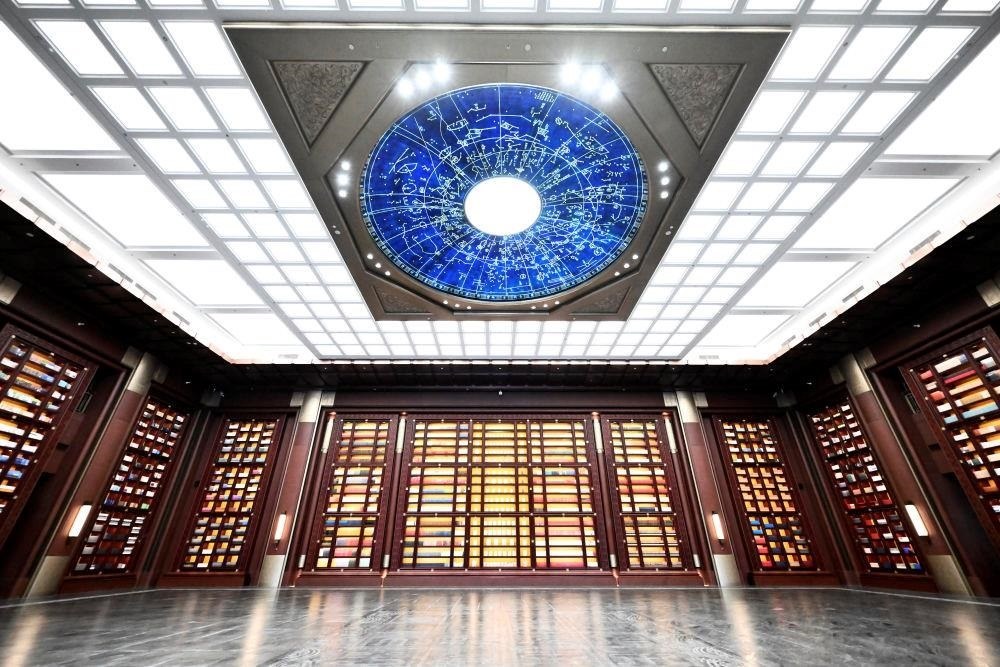 △中國(guó)國(guó)家版本館中央總館“文瀚閣”內(nèi)景。星空穹頂上是一幅宋代石刻天文圖，傳遞著“文瀚閣”的寓意：中華文明如星空般浩瀚璀璨。