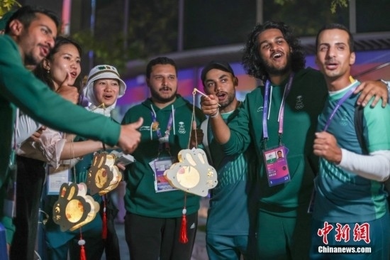 資料圖：9月29日，中國傳統節(jié)日中秋節(jié)，杭州亞運會運動員村舉辦中秋主題活動，中外運動員們歡聚一堂。圖為沙特阿拉伯運動員手持燈籠拍攝照片。<a target='_blank' href='/'><p align=