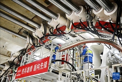 12月30日，中鐵十四局技術(shù)人員在盾構(gòu)掘進(jìn)開(kāi)始前檢查“海天號(hào)”盾構(gòu)機(jī)。新華社記者 李紫恒 攝