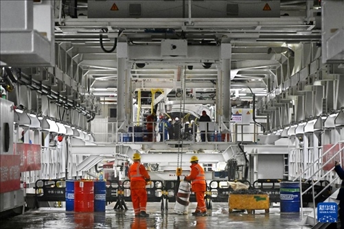 12月30日，建設(shè)者在青島膠州灣第二隧道工程南線主線隧道盾構(gòu)掘進(jìn)現(xiàn)場(chǎng)作業(yè)。新華社記者 李紫恒 攝