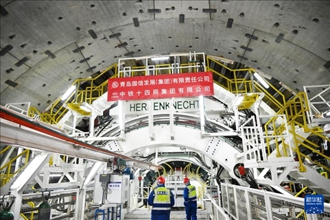 12月30日，中鐵十四局技術(shù)人員在盾構(gòu)掘進(jìn)開(kāi)始前檢查“海天號(hào)”盾構(gòu)機(jī)。新華社記者 李紫恒 攝