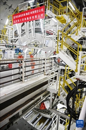 12月30日，建設(shè)者在青島膠州灣第二隧道工程南線主線隧道盾構(gòu)掘進(jìn)現(xiàn)場(chǎng)作業(yè)。新華社記者 李紫恒 攝