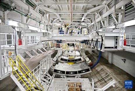 12月30日，建設(shè)者在青島膠州灣第二隧道工程南線主線隧道盾構(gòu)掘進(jìn)現(xiàn)場(chǎng)作業(yè)。新華社記者 李紫恒 攝