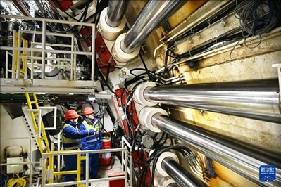 12月30日，中鐵十四局技術(shù)人員在盾構(gòu)掘進(jìn)開(kāi)始前檢查“海天號(hào)”盾構(gòu)機(jī)。新華社記者 李紫恒 攝