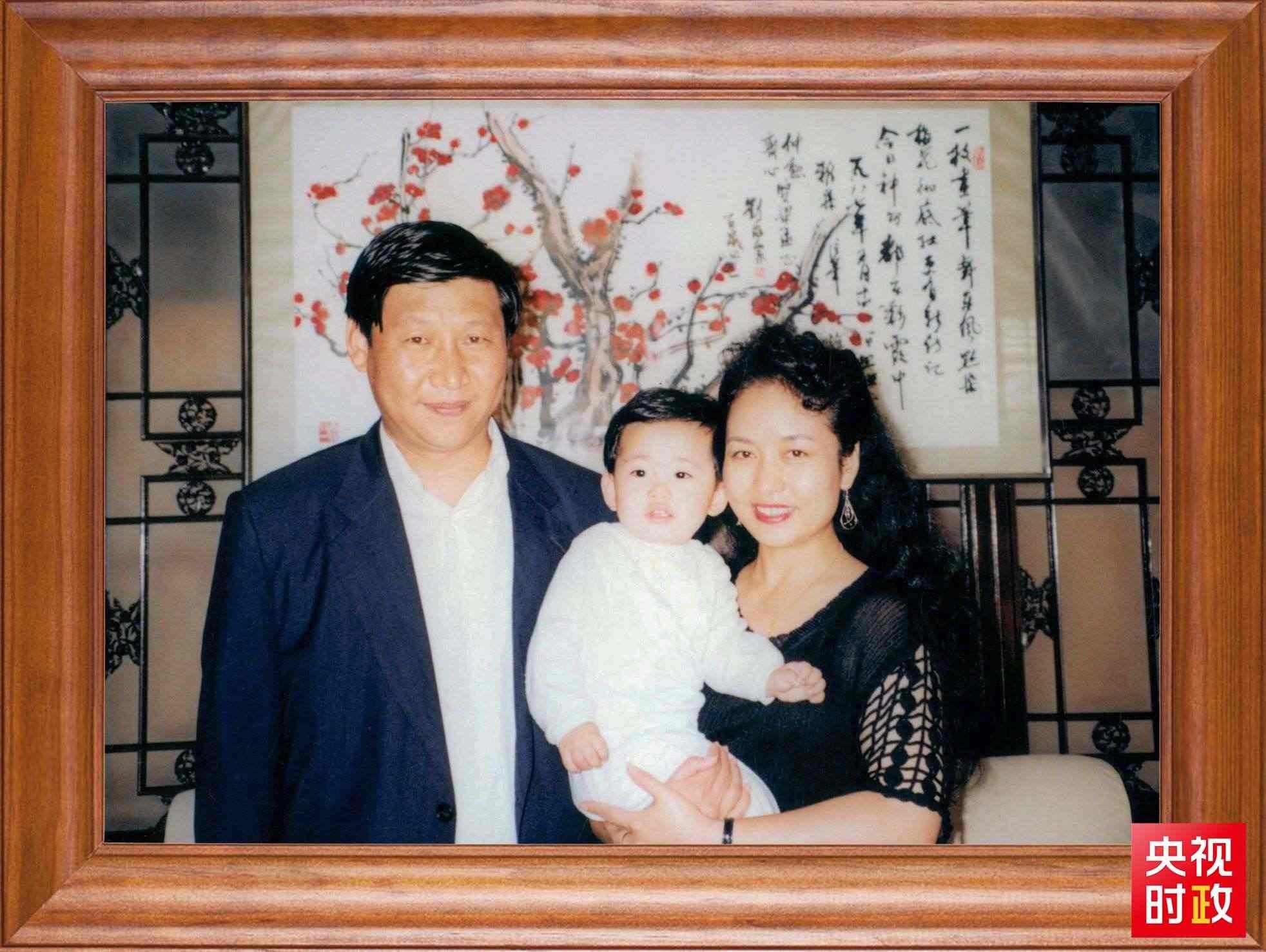 △這是習(xí)近平一家三口的合影。這張照片第一次出現(xiàn)在他的書(shū)架上。