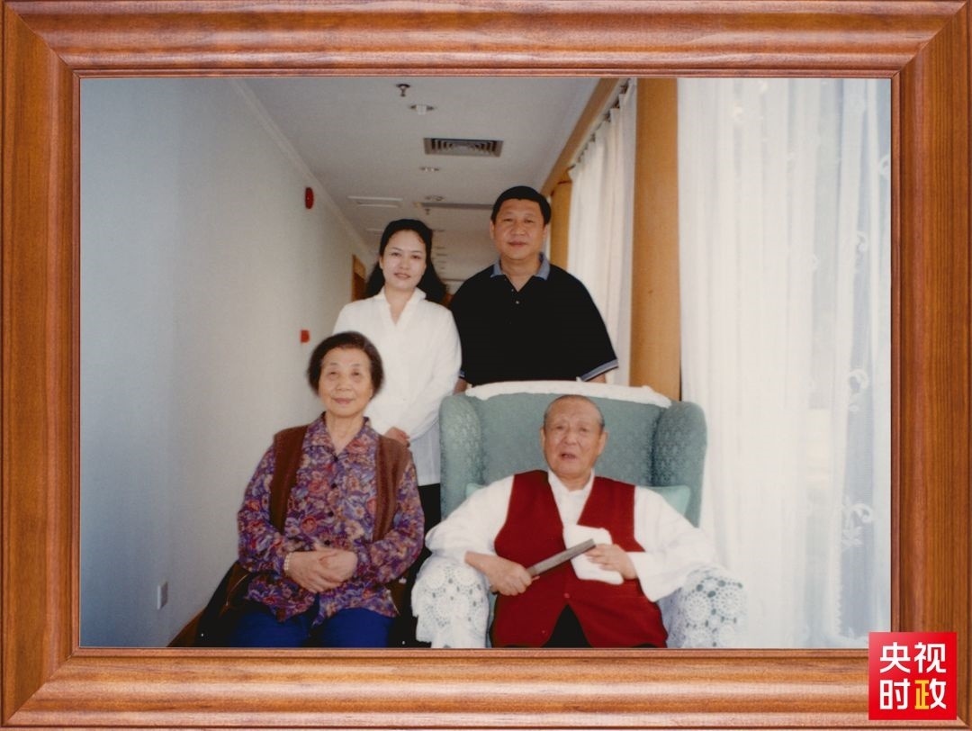 △這是習(xí)近平夫婦同父親習(xí)仲勛、母親齊心的合影。這張照片第一次出現(xiàn)在他的書(shū)架上。