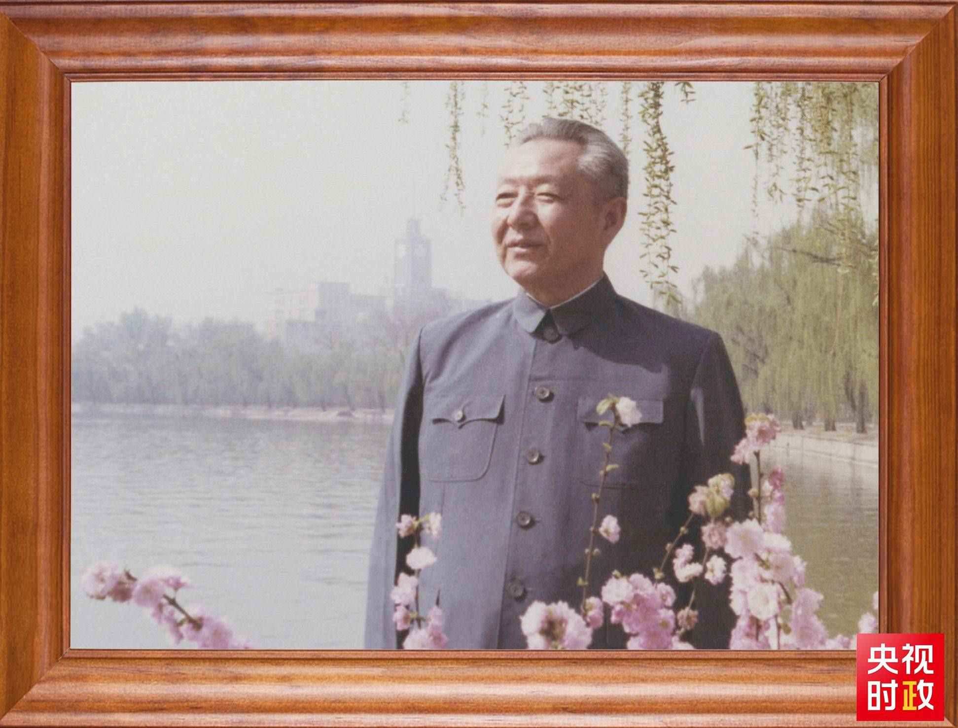 △這是習(xí)近平父親習(xí)仲勛同志的照片。2023年10月15日，是習(xí)仲勛同志誕辰110周年紀(jì)念日。這張照片第一次出現(xiàn)在他的書(shū)架上。