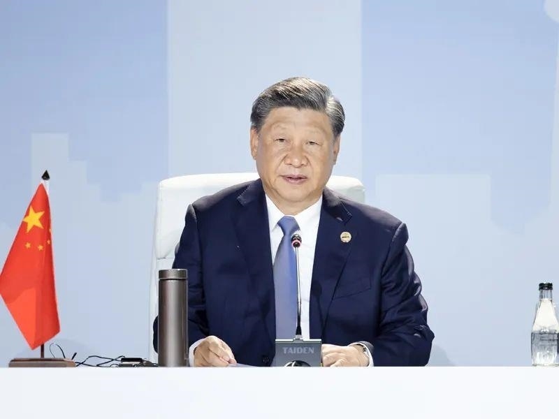 當?shù)貢r間8月24日，習近平主席在南非約翰內(nèi)斯堡出席金磚國家領(lǐng)導(dǎo)人第十五次會晤特別記者會。