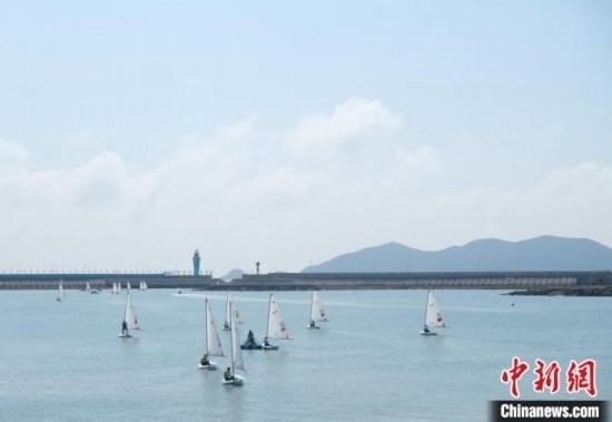 浙江象山，杭州亞運(yùn)會(huì)帆船項(xiàng)目運(yùn)動(dòng)員揚(yáng)帆起航。林波 攝