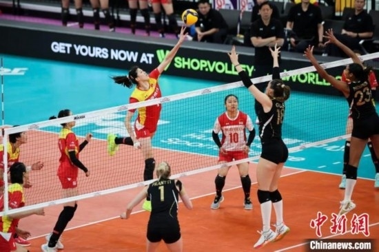 女排世俱杯賽場(chǎng)上，天津渤海銀行女排(紅)對(duì)陣巴西海灘女排(黑)。主辦方供圖