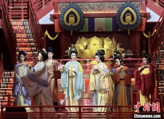 2023年12月31日晚間，在長安十二時辰主題街區(qū)進行的漢服表演。 中新社記者 張一辰 攝