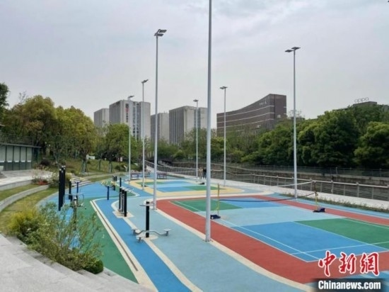 杭州余杭區(qū)一嵌入式體育場(chǎng)地。張煜歡 攝