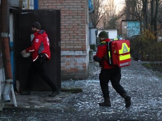  2023年11月25日，烏克蘭紅十字會(huì)救援人員在基輔市一棟遭空襲的居民樓實(shí)施清理和救助工作。新華社發(fā)（羅曼·佩圖什科夫攝）