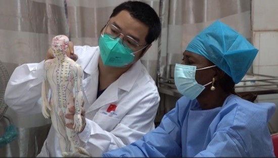 嘉興市中醫(yī)醫(yī)院郝亞波給當(dāng)?shù)刂种v解中醫(yī)經(jīng)絡(luò)。新華社發(fā)