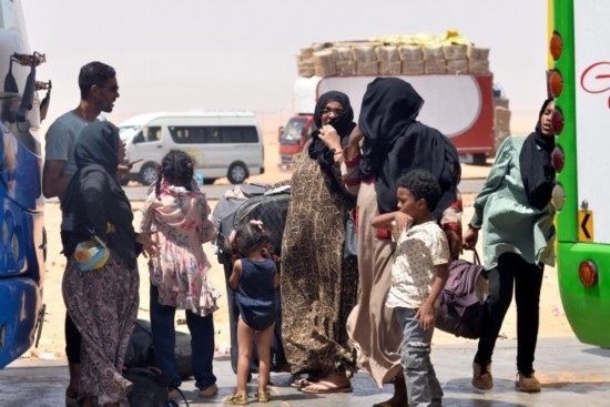  2023年4月27日，在埃及南部與蘇丹交界的阿爾根邊境口岸，人們離開蘇丹進(jìn)入埃及境內(nèi)。新華社發(fā)（拉德萬攝）