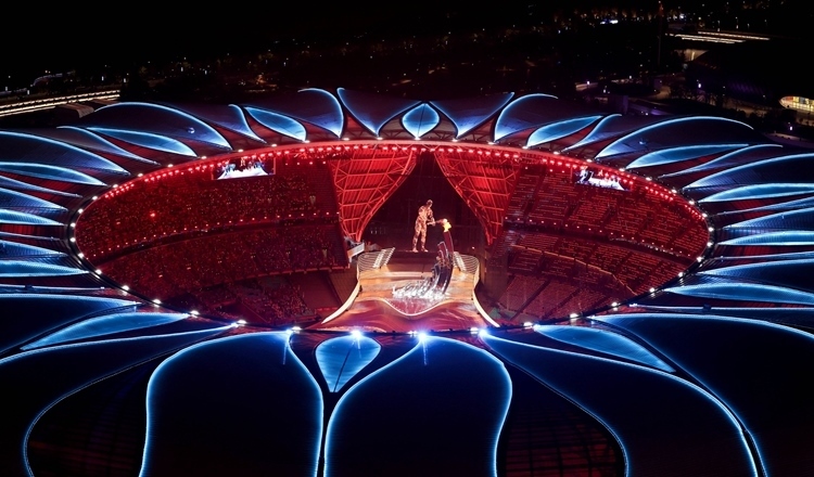 2023年9月23日，最后一棒火炬手汪順和數(shù)字火炬手在杭州亞運(yùn)會(huì)開(kāi)幕式上點(diǎn)燃主火炬。新華社記者 程婷婷 攝