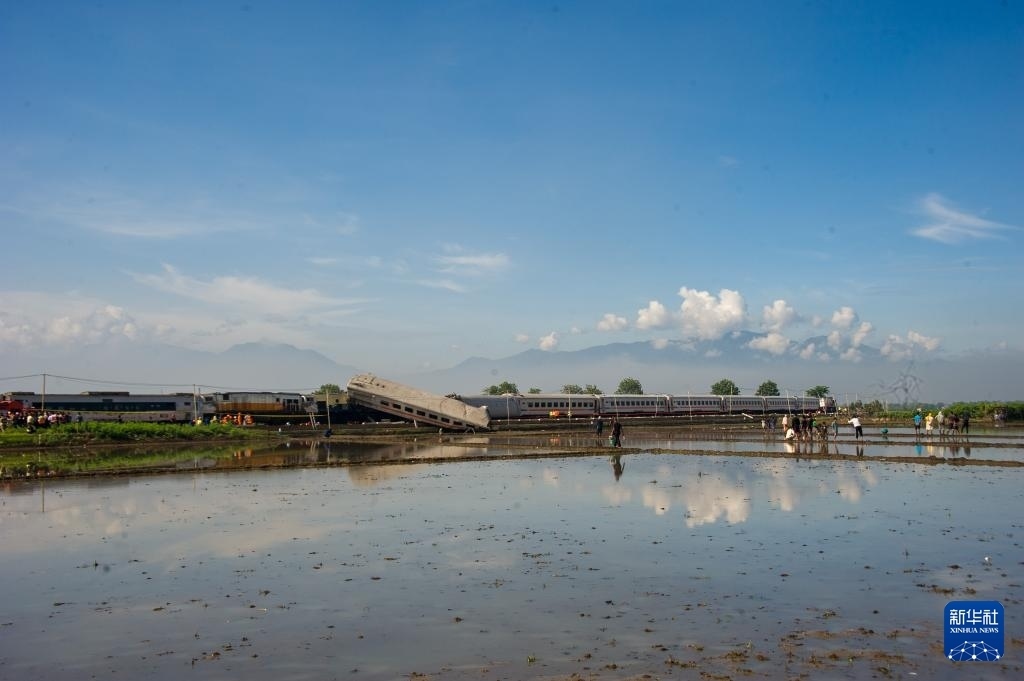 ?這是1月5日在印度尼西亞西爪哇省拍攝的列車相撞事故現(xiàn)場(chǎng)。新華社發(fā)（塞提安賈爾攝）