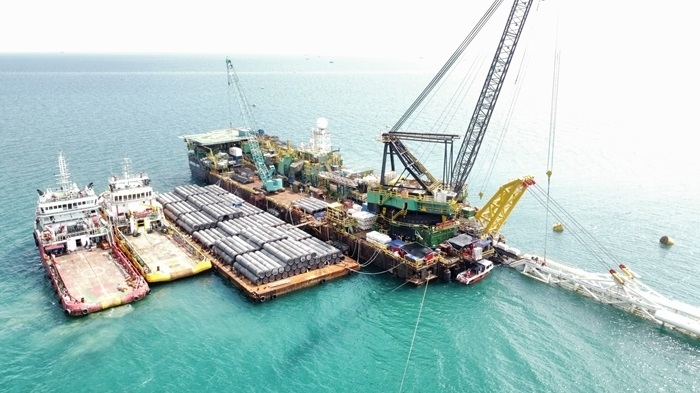 印尼拉維拉維項目52英寸海管拖拉頭準(zhǔn)確抵達(dá)登陸點。主辦方供圖