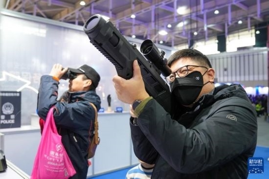 1月6日，觀眾在警營開放周活動(dòng)現(xiàn)場體驗(yàn)警用激光炫目槍。