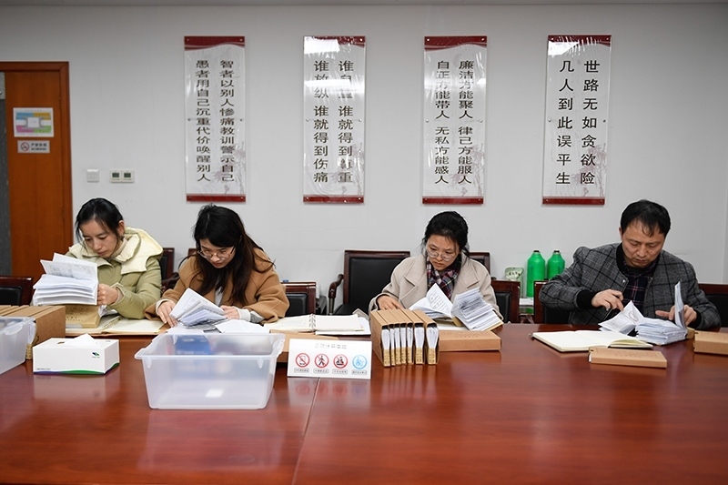 2020年1月8日，浙江寧波市北侖區(qū)紀委工作人員在檢查北侖區(qū)大數據發(fā)展管理中心2019年的公款消費票據，查找是否存在違規(guī)問題。