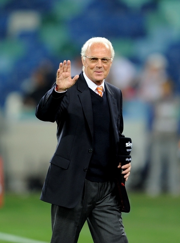 這是2010年7月7日，在南非德班舉行的2010年足球世界杯德國隊(duì)對(duì)陣西班牙隊(duì)的半決賽前，貝肯鮑爾接受電視臺(tái)采訪時(shí)和友人打招呼。新華社記者 王毓國 攝