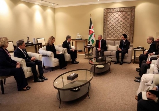 1月7日，約旦國王阿卜杜拉二世（中右）在安曼會見到訪的美國國務(wù)卿布林肯（中左）。新華社發(fā)（約旦王宮供圖）