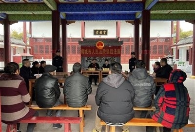  圖③：庭審在謝氏祠堂內進行。